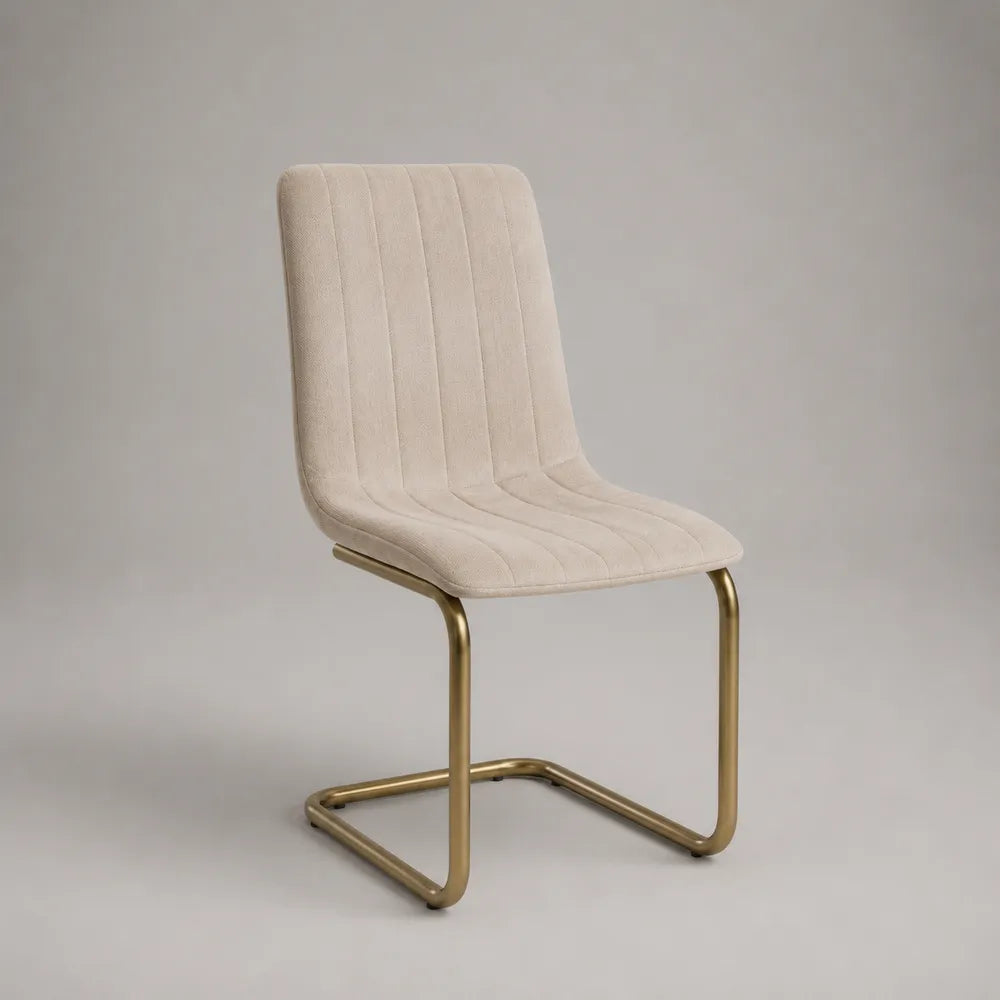 chaise de salle à manger piètement traîneau acier finition dorée assise rembourrée tissu polyester beige dossier capitonné forme cantilever env 52 cm x 58 cm x 82 cm