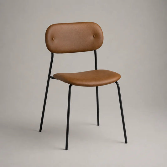 chaise de salle à manger siège rembourré cuir PU marron dossier capitonné structure acier noir quatre pieds 45 cm x 55 cm x 85 cm